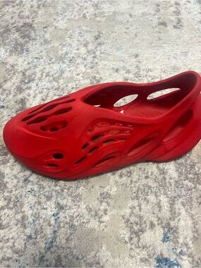 Adidas Yeezy Foam RNNR Vermillion Red Men’s Size 10 Foam Runner Slides